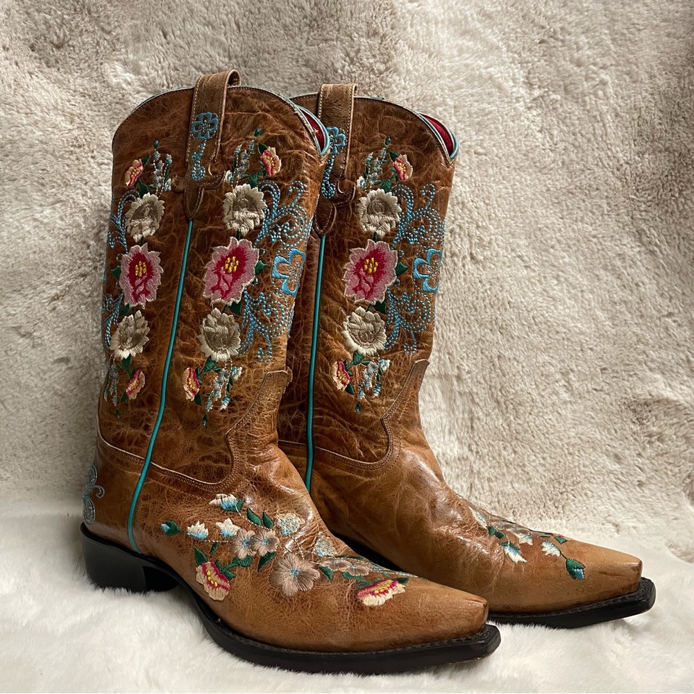 Macie Bean Rose Garden Women’s Embroidered Leather Boot. Size 8. Worn once.